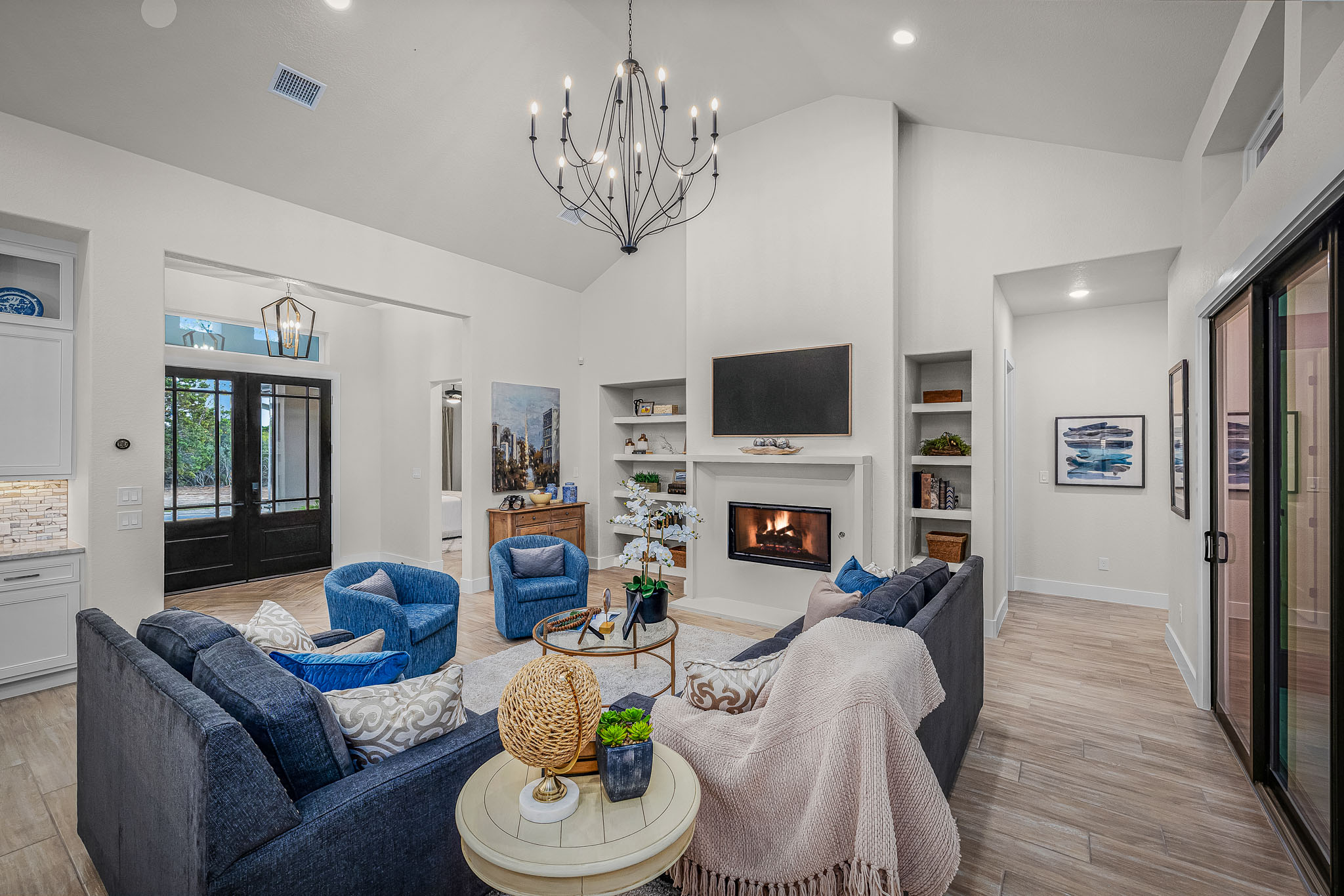 Great room with fireplace and soaring ceilings — Hearthside Homes Hill Country